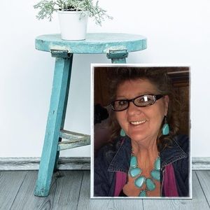 Jewelry Consultant Selling Paparazzi Jewelry